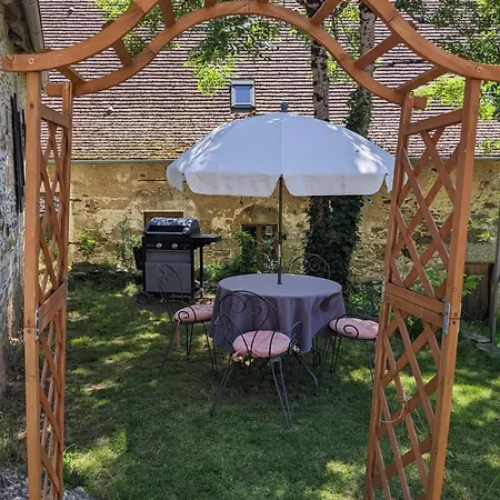 Dom wakacyjny Charming House With Garden *